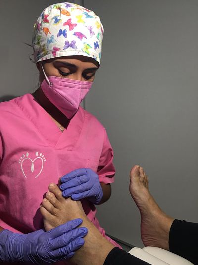 ¿CÓMO INFLUYE LA DIABETES MELLITUS EN LOS PIES?